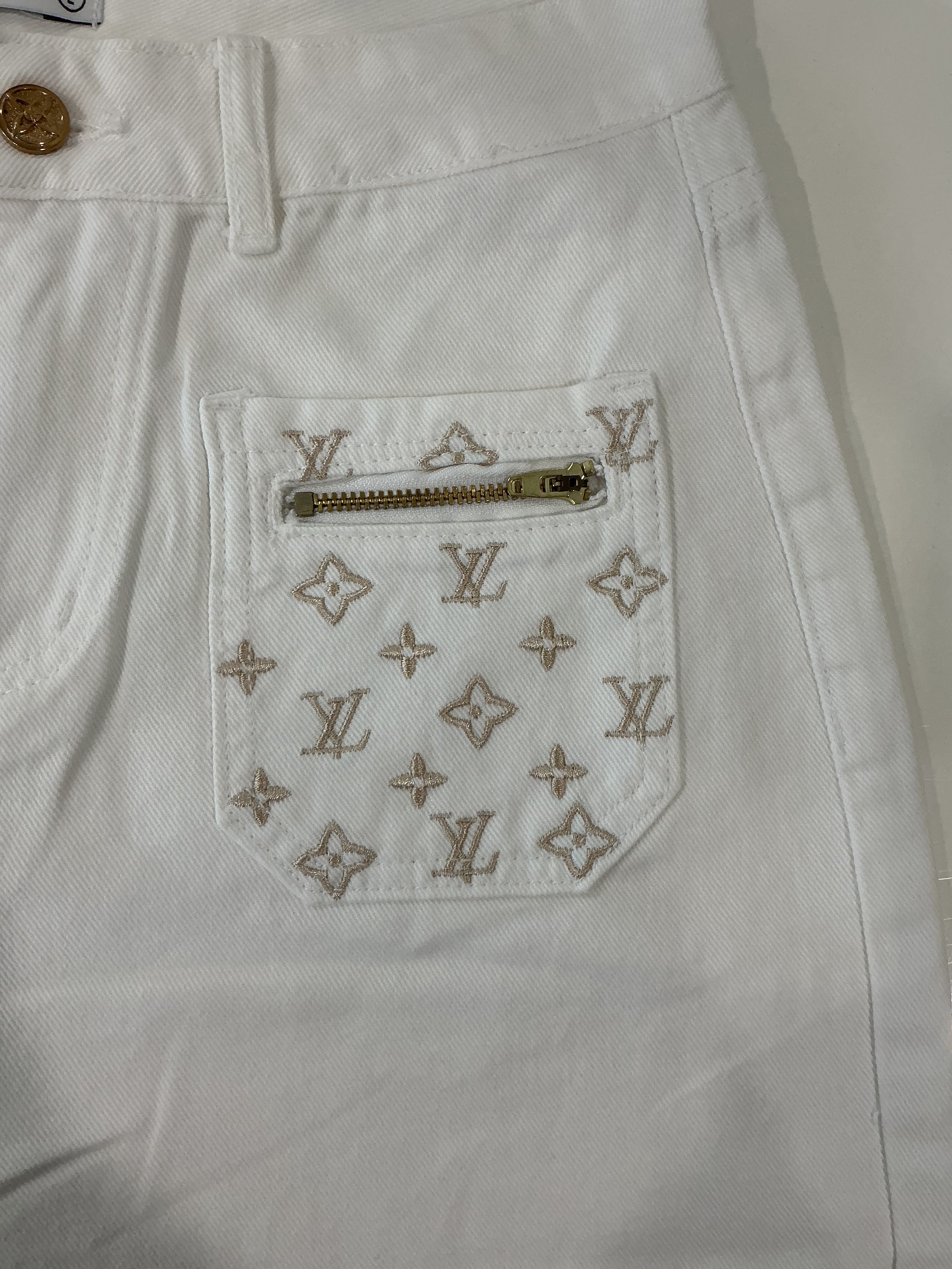 Italian White Jeans for Women – Elegant & Timeless