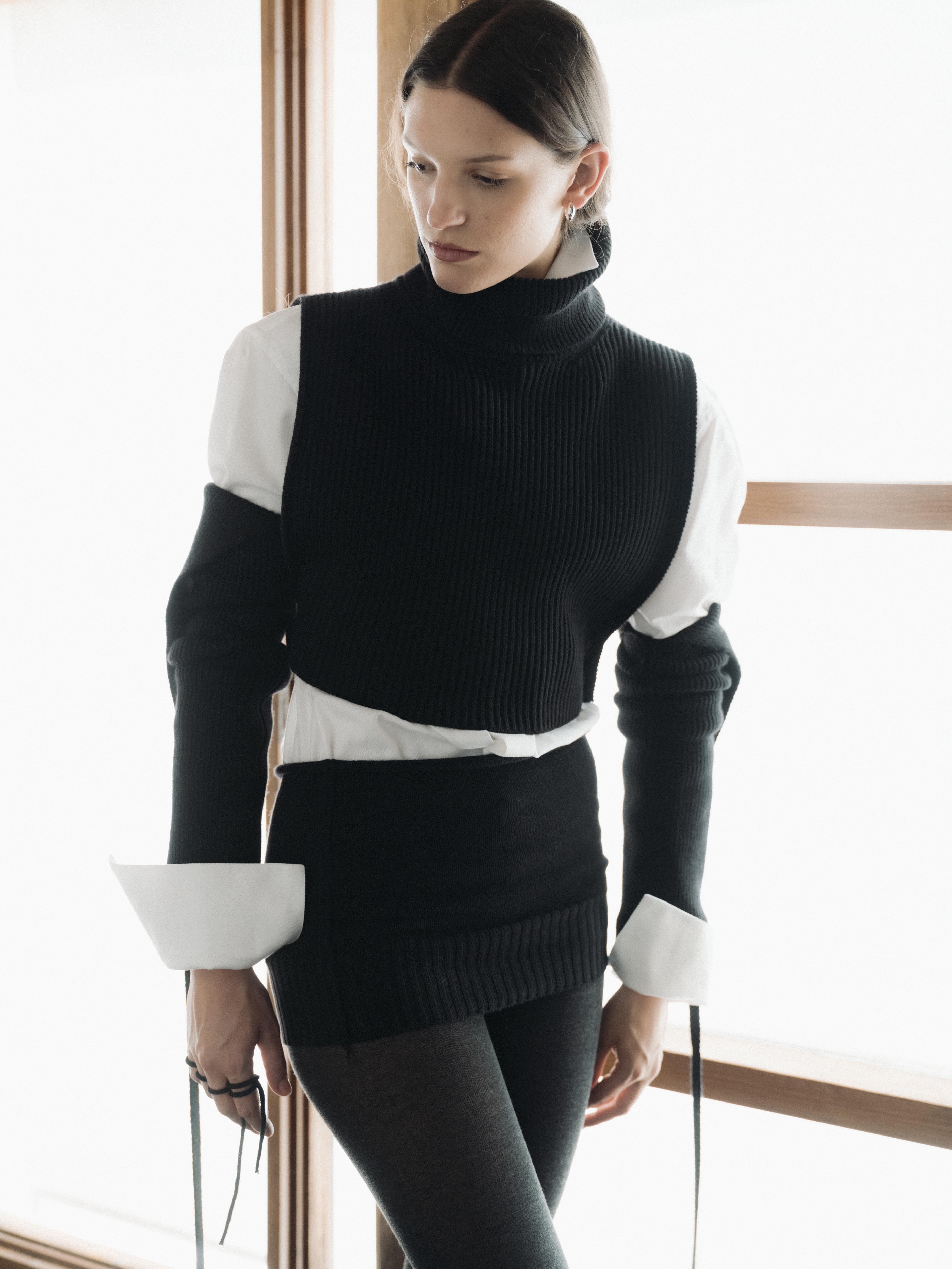 Extra Fine Merino Wool Cropped Turtleneck with Horn Buttons